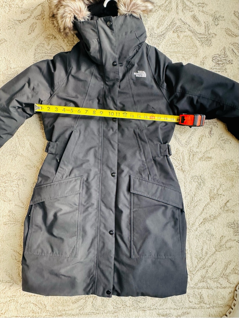 The North Face Women's New Outerboroughs Parka In Black - Picture 15 of 15